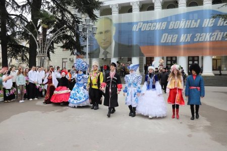 Праздничный флешмоб ко Дню Воссоединения Крыма с Россией